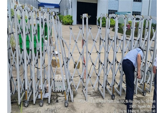 So sánh độ bền giữa cổng xếp inox và cổng xếp nhôm hợp kim